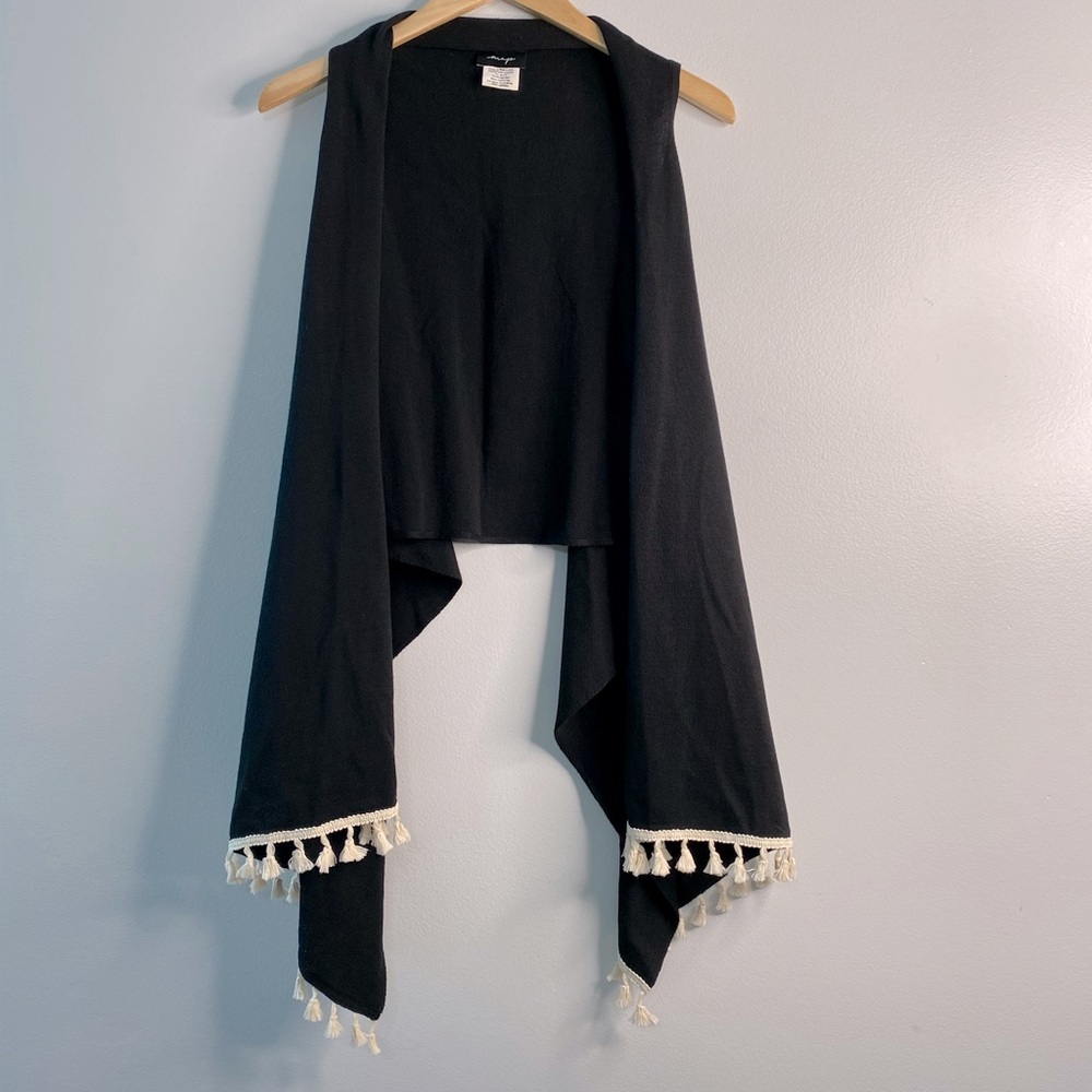 Sleeveless Shawl with Tassels